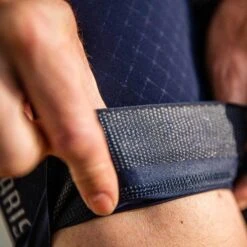 Navy Sprinteur Men's Bib -Cycling Clothing Store PelotonDeParis Sprinteur Navy Men CyclingBib Detail3 VeloVeloSingapore